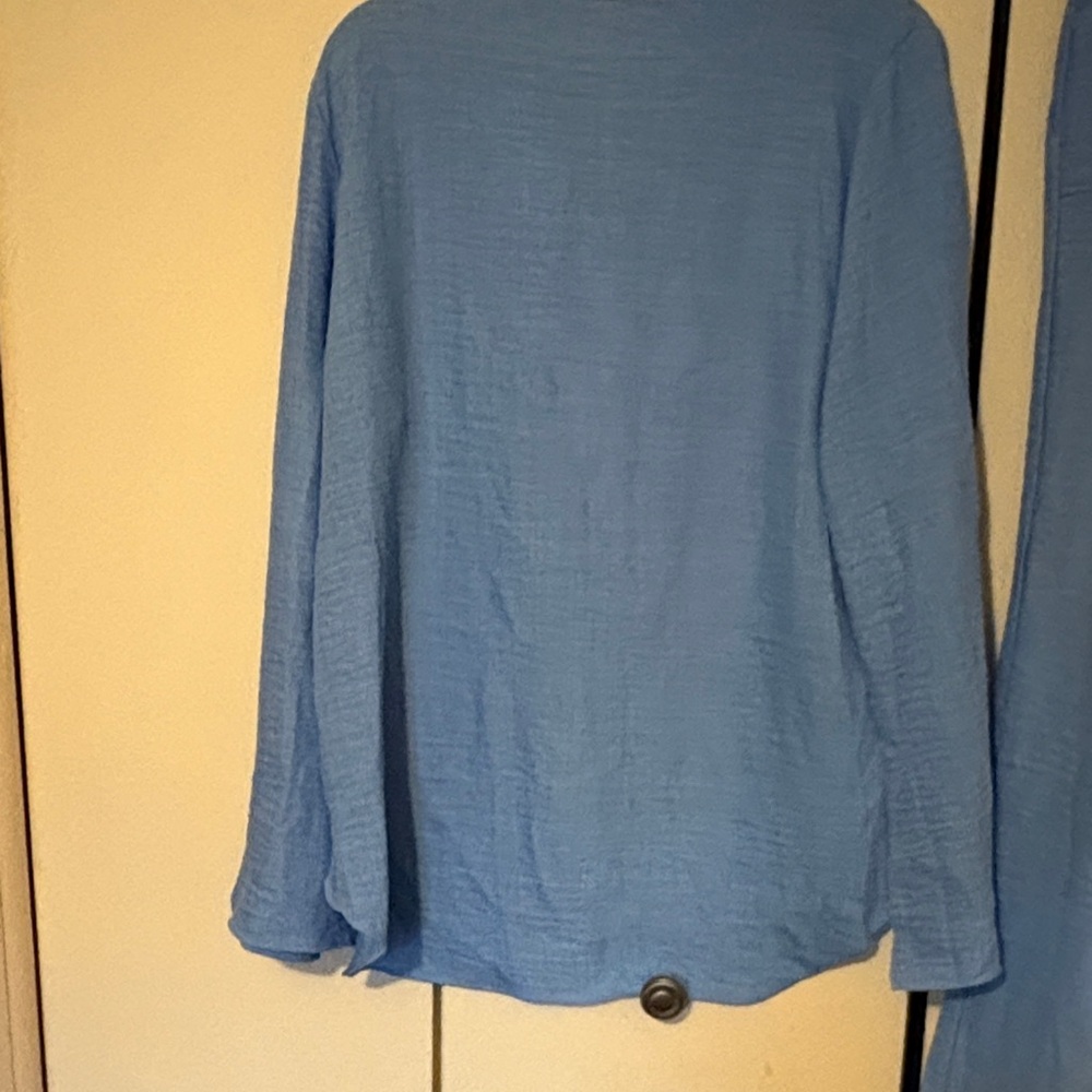 Chic Blue V-Neck Blouse - Picture 5 of 5